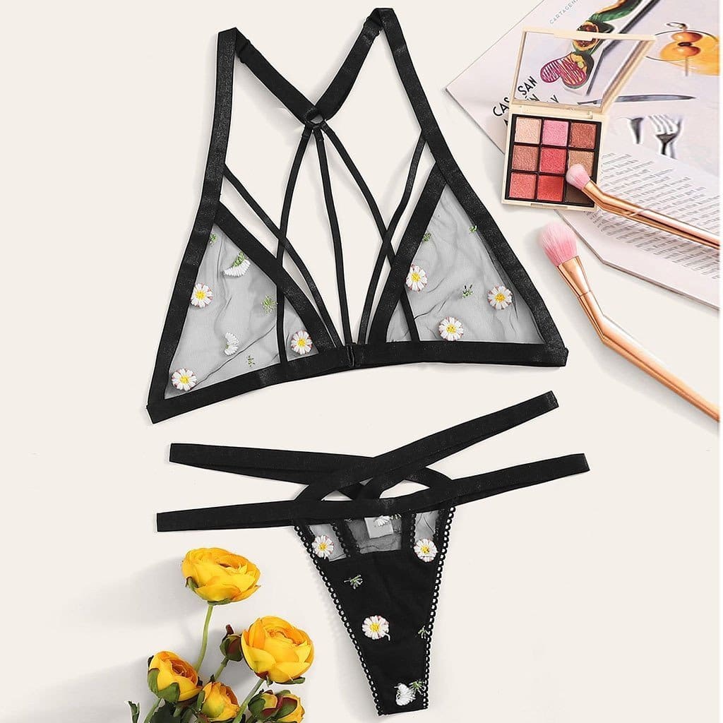 un-ensemble-de-sous-vetements-en-dentelle-avec-des-marguerites-maybella-fr-614 Un ensemble de sous-vêtements en dentelle avec des marguerites - Noir / S