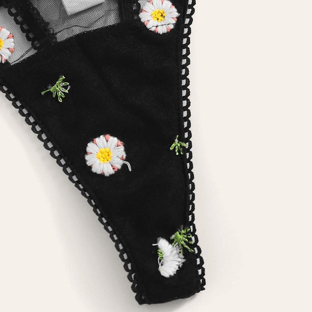 un-ensemble-de-sous-vetements-en-dentelle-avec-des-marguerites-maybella-fr-774